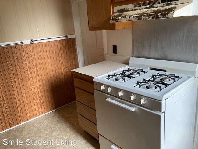 Building Photo - 4 br, 2 bath Room For Rent - 808 W. Oregon