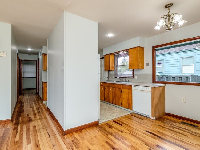 Foto del edificio - Great 3 BR House with Large Yard and Garage