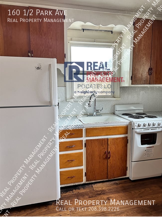 Building Photo - 160 1/2 Park Ave-