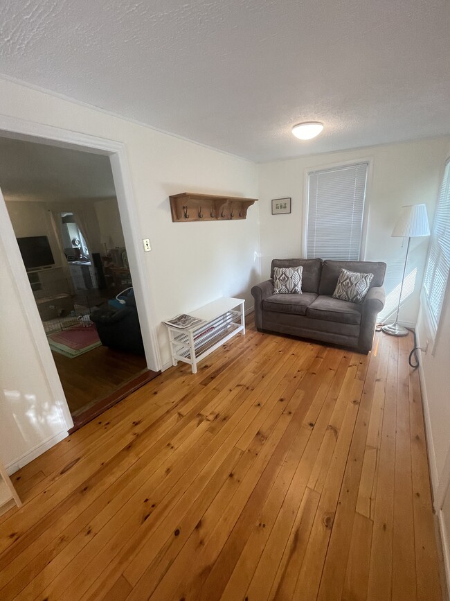 Building Photo - 2 Bedroom Single Family Home in Dundas