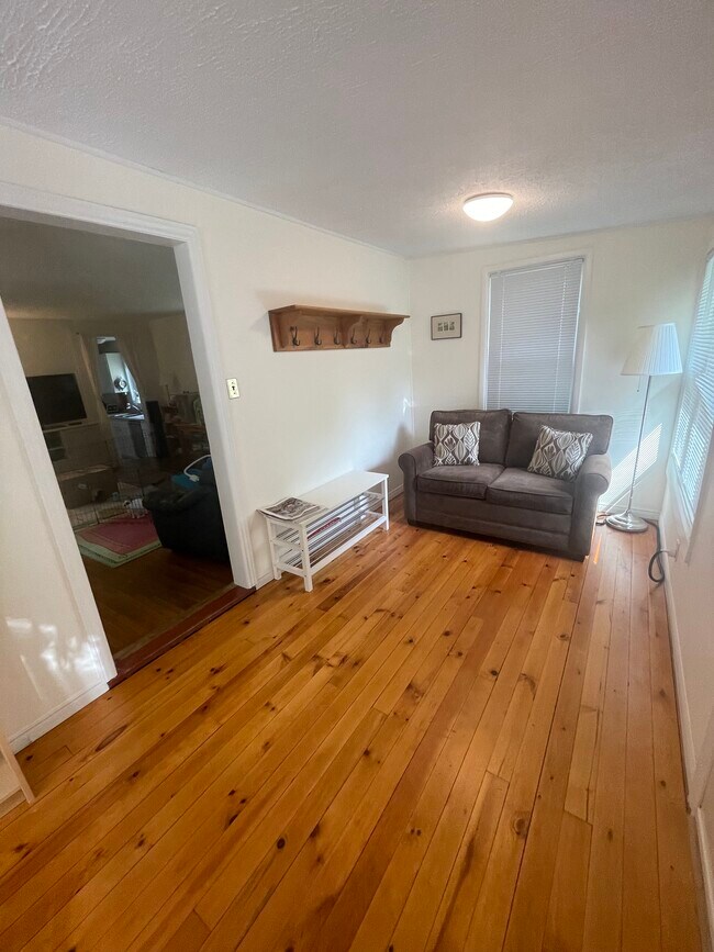 Photo du bâtiment - 2 Bedroom Single Family Home in Dundas