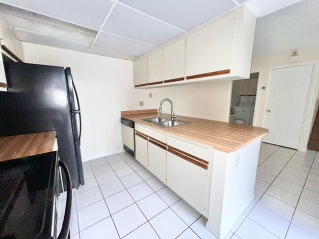 Building Photo - Orlando - 2 Bedroom, 2.5 Bathroom - $1,895.00