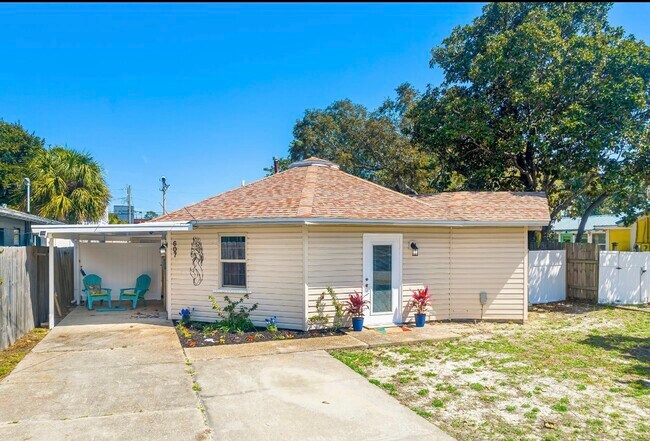 Building Photo - 607 Wisteria St