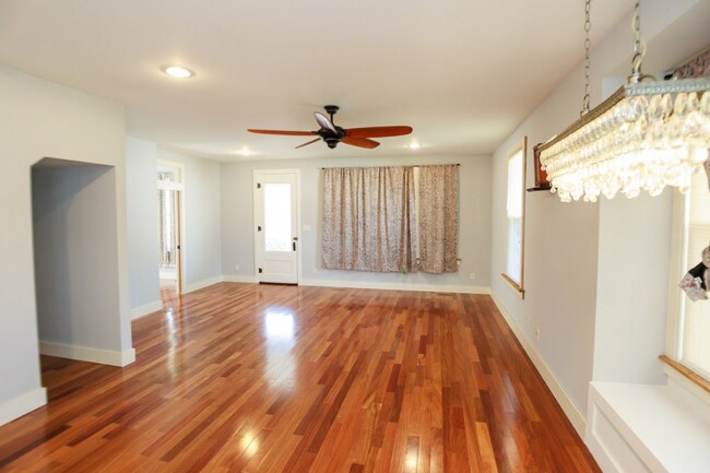 Foto del edificio - Updated Three Bedroom Single Family Home i...