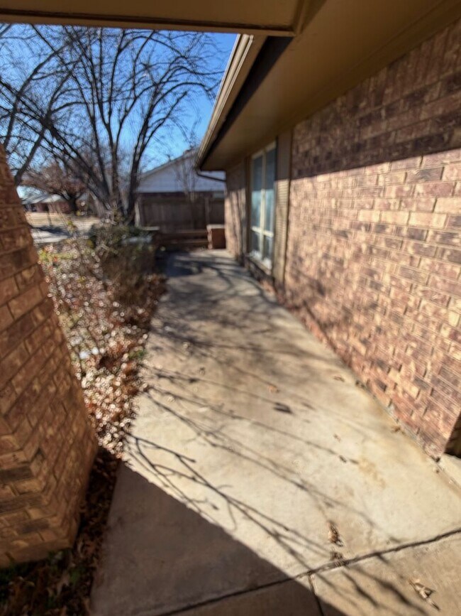 Building Photo - Fully remodeled 3 bed/2 bath home located in prime location just minutes from shopping, dining an...