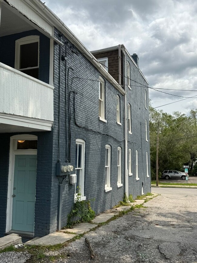 Building Photo - 351 Smyser St