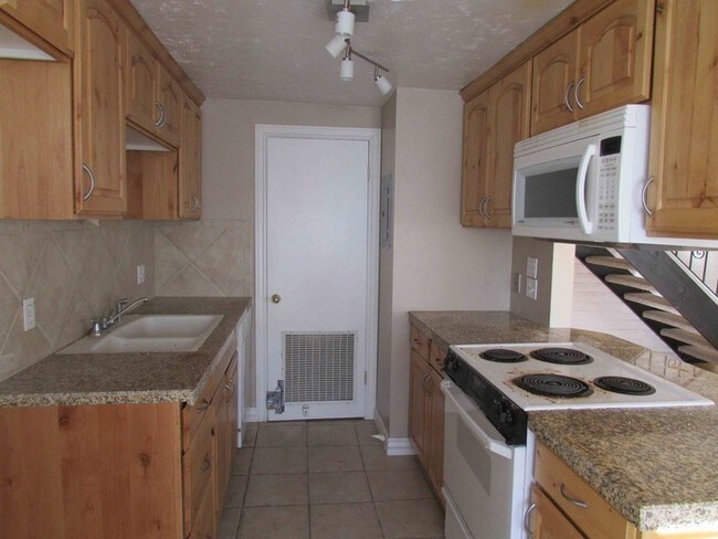 Foto del edificio - 2 Bedroom Condo in Taylorsville with Garage