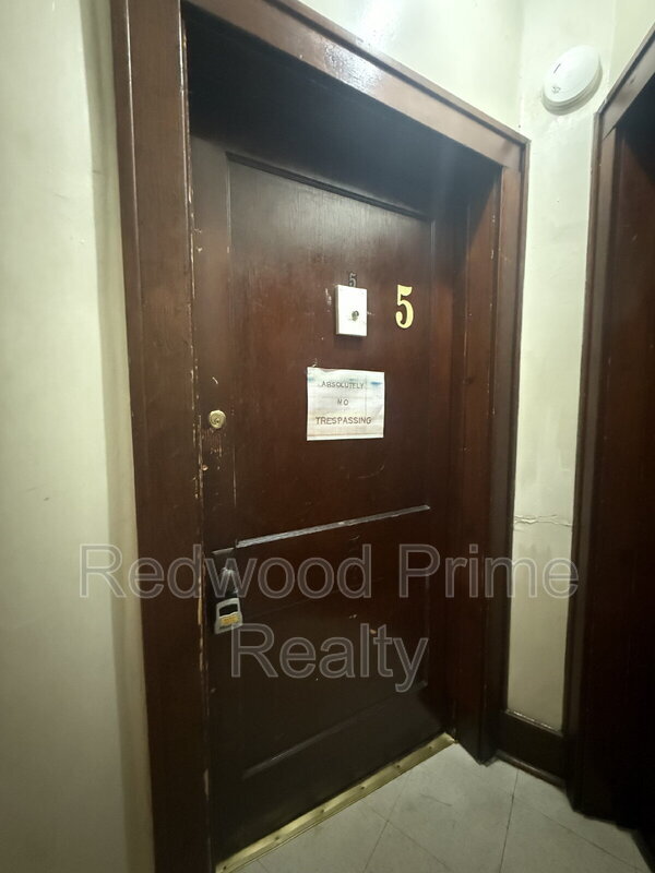Foto del edificio - 110 S Lloyd St