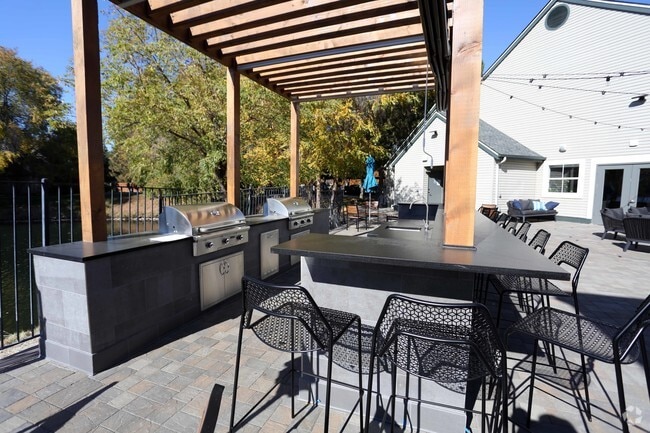 Building Photo - Edgewater Apartments