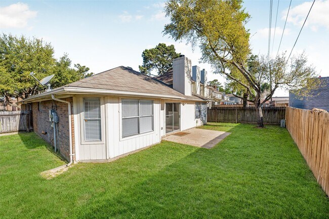 Foto del edificio - 16007 Lakestone Dr