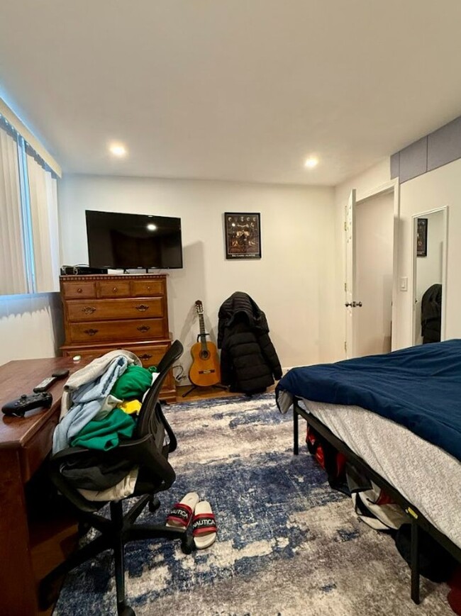 Building Photo - 2 Bedroom