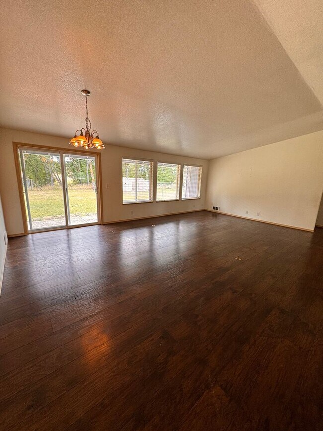 Foto del edificio - 811 NE Newton Creek Rd