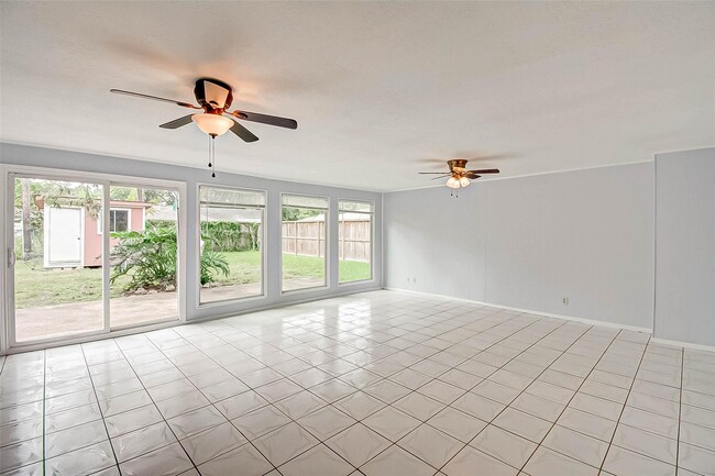 Building Photo - 5007 Poinciana Dr