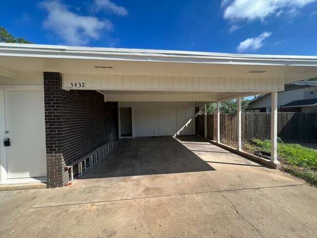 Building Photo - Fully remodeled 3/2 just blocks from LCU!