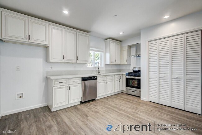Building Photo - 2 br, 2.5 bath Townhome - 969 South Lorena...