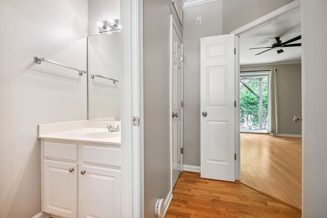 Foto del edificio - Spacious North Raleigh Townhome, just minu...