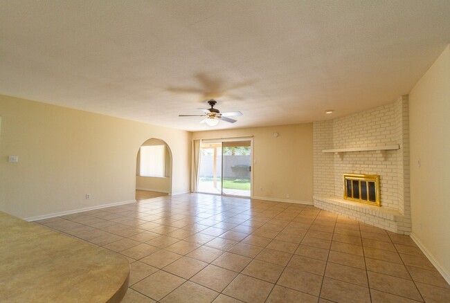 Building Photo - Spacious 3 bed/2 bath in cul-de-sac, great...
