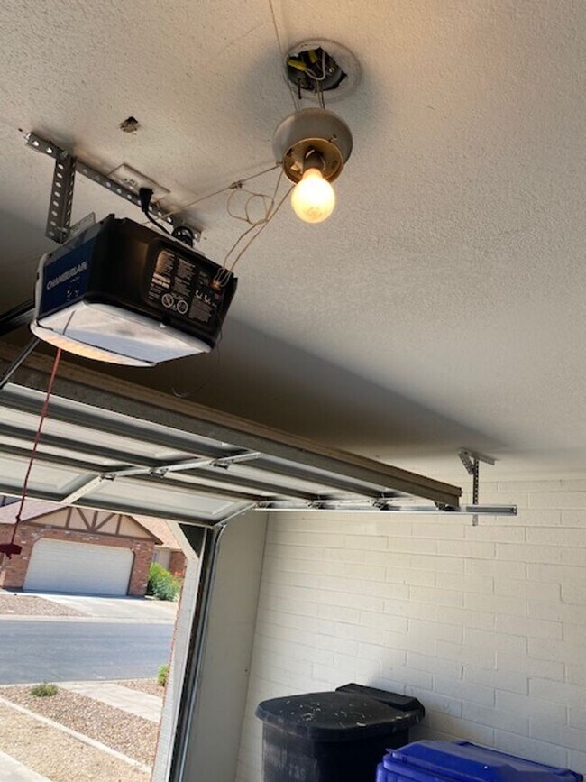 Building Photo - $1,975 For Lease SFH 3 Beds-2 Baths-2 Car ...