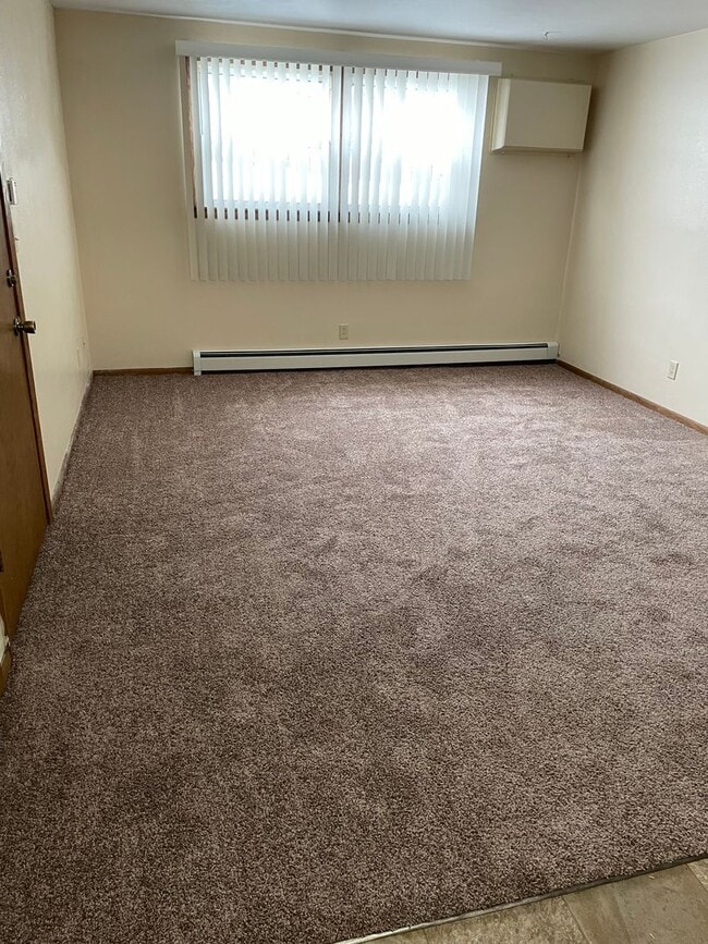 Building Photo - Forestview 2 Bedroom Lower Apartment