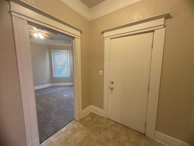 Foto del edificio - Updated 2 Bedroom with Office and Yard in the Heart of Midtown