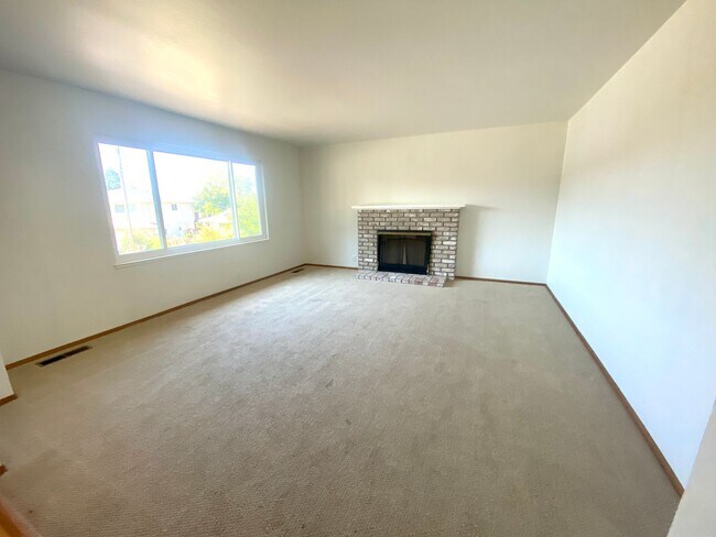 Building Photo - Single Family 3Bed/2BA Castro Valley House...