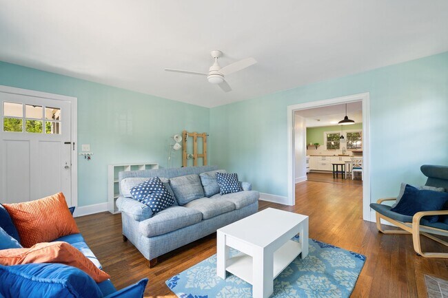 Foto del edificio - Lovely 2BR Home in Old West Durham with Fe...