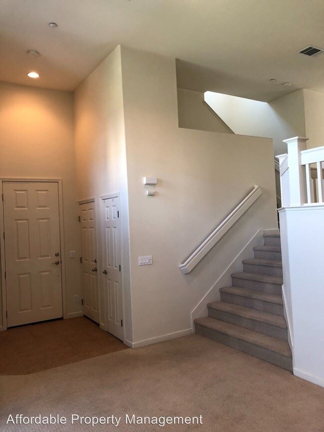 Building Photo - 3 br, 2.5 bath House - 1001 Amber Terrace