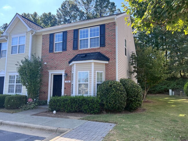 Foto del edificio - 3 Bed | 2.5 Bath END Unit Townhouse in Ape...
