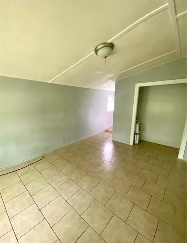 Building Photo - 623 W 5th St