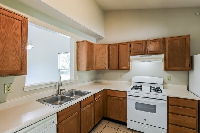 Building Photo - 5384 Lakeside Manor Dr