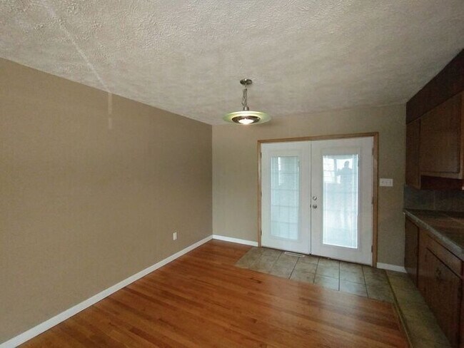 Building Photo - 3 bedrooms and 1.5 bathrooms, 2 car garage...
