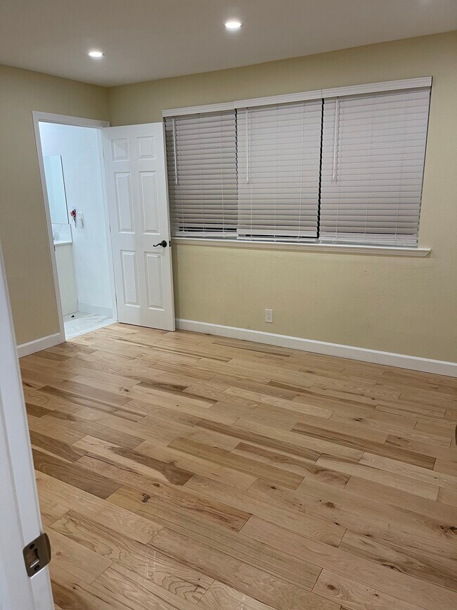 Building Photo - 420 Rivercrest Ln