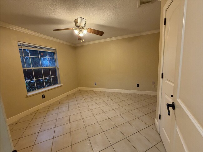 Building Photo - 7811 Fall Glen Dr