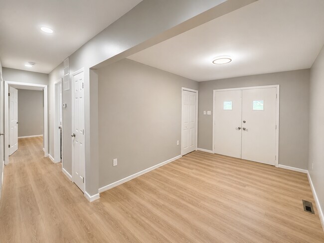 Building Photo - 1260 Kenmore Dr