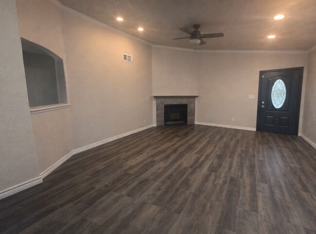Foto del edificio - 4 bedroom 2 bathroom house! Housing accepted! MOVE-IN SPECIAL!