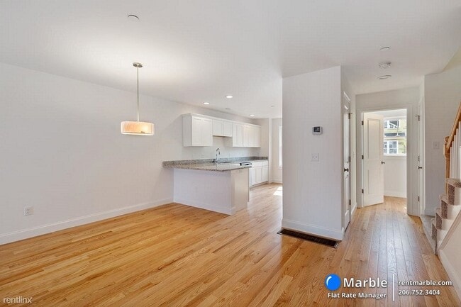 Building Photo - 3 br, 2.5 bath Townhome - 18 Dumaine Ave U...