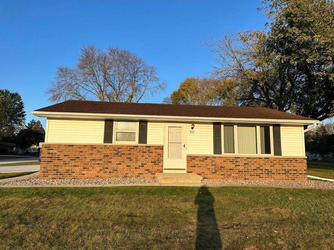 Primary Photo - 951 Velsen Rd