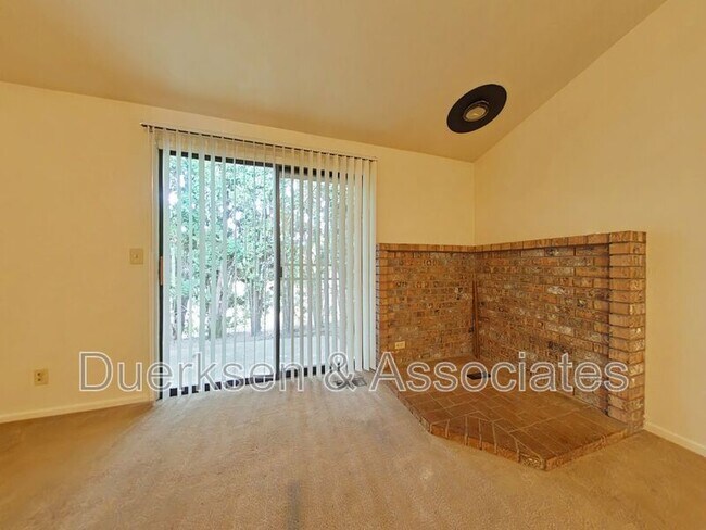 Building Photo - 1128 NE Conser Pl