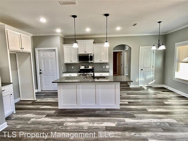 Building Photo - 4 br, 3 bath House - 203 Cypress Lane