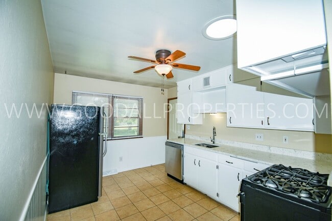 Building Photo - 2 Bedroom 1 Bath duplex home in Windsor Heights with Garage!!!