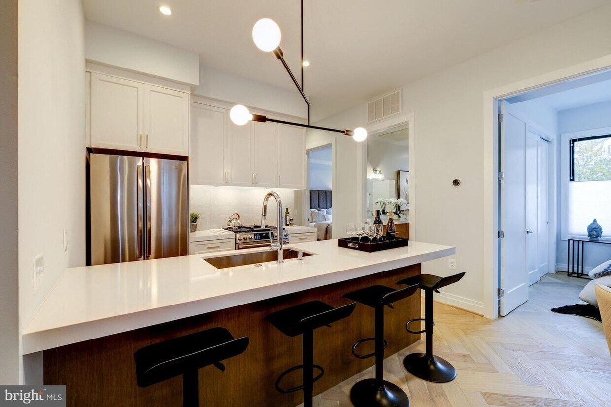 Foto principal - 3043 15th St NW