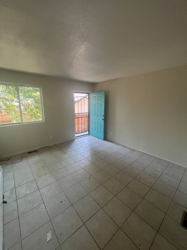 Foto del edificio - Spacious 4 Bed / 2 Bath Unit in Westwood C...