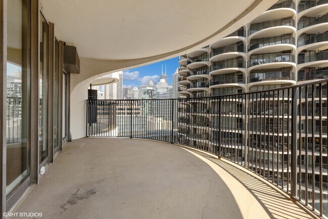 Foto del edificio - 300 N State St