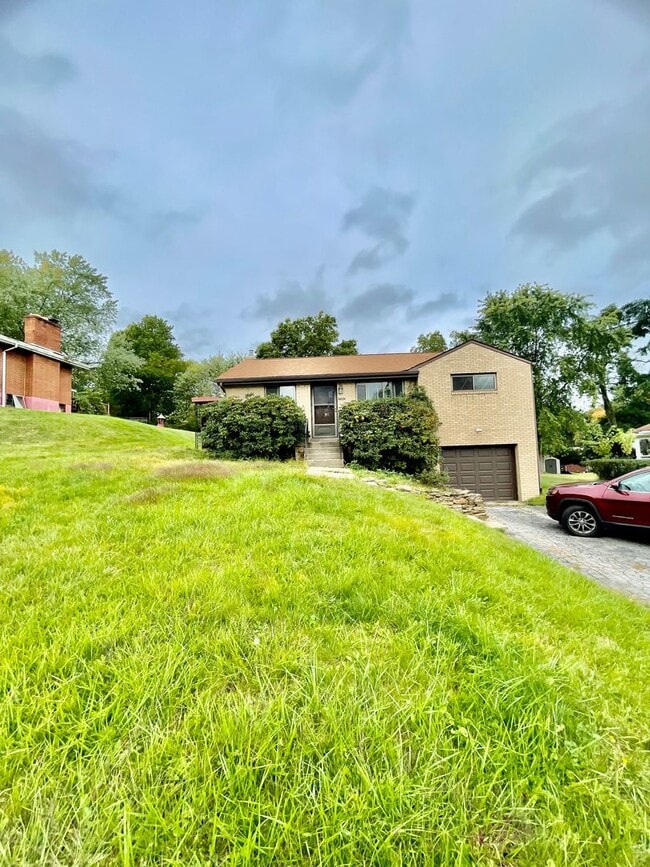 Bethel Park - 3 Bedroom Home - South Park Road - Pet Friendly! - Bethel Park - 3 Bedroom Home - South Park Road - Pet Friendly!