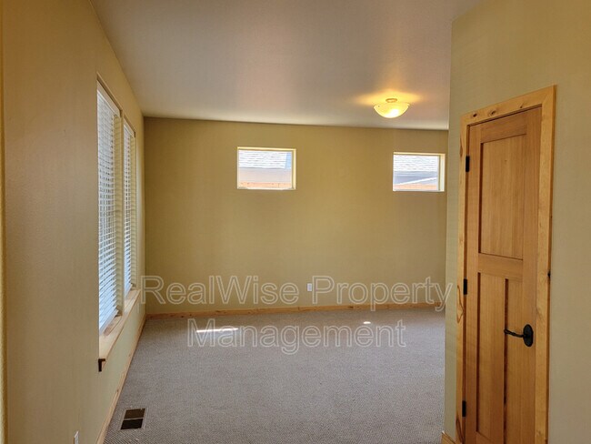 Building Photo - 2950 SW Cascade Vista Dr