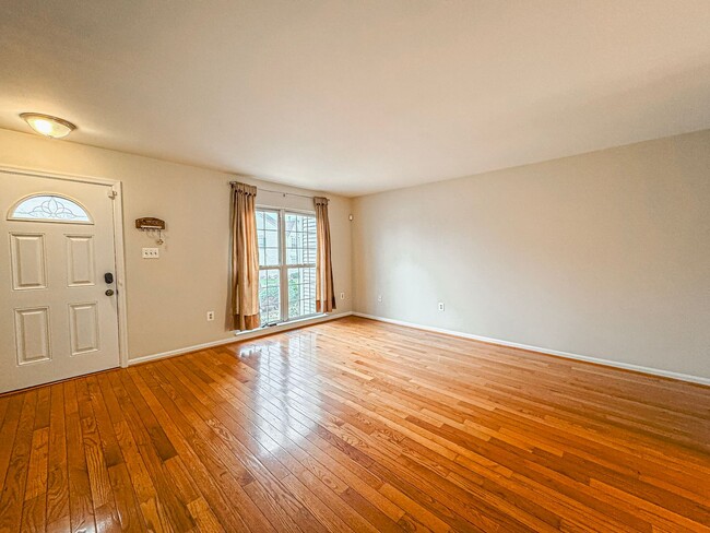 Building Photo - Charming 3 Bed 2.5 Bath Townhome With Pati...