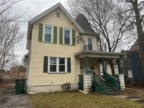 Building Photo - 10 Locust St