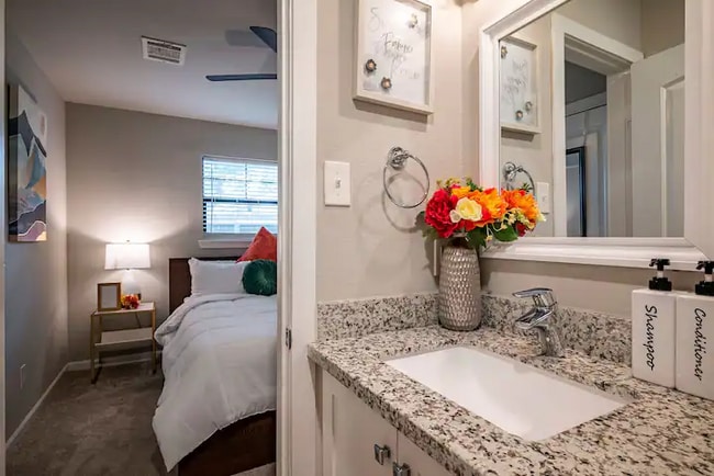 Building Photo - 9130 Vogue Ln