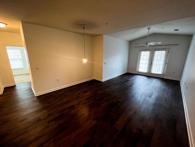 Building Photo - Greensboro 2 Bedroom, 2 Bathroom Condo