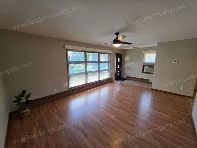Foto del edificio - Spacious and updated 2 bedroom 1 bathroom Duplex